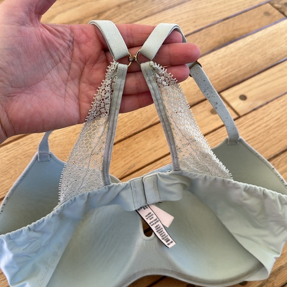 36D Victoria's Secret bra - Picture 3 of 4